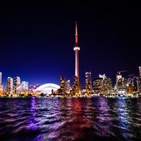 Чаша със снимка на нощен Торонто от вода