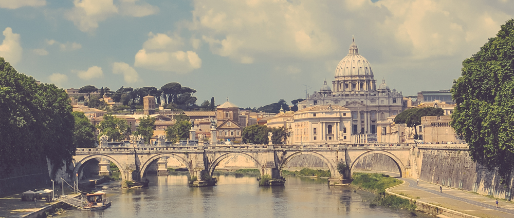 Изглед към Ватикана от река Тибър